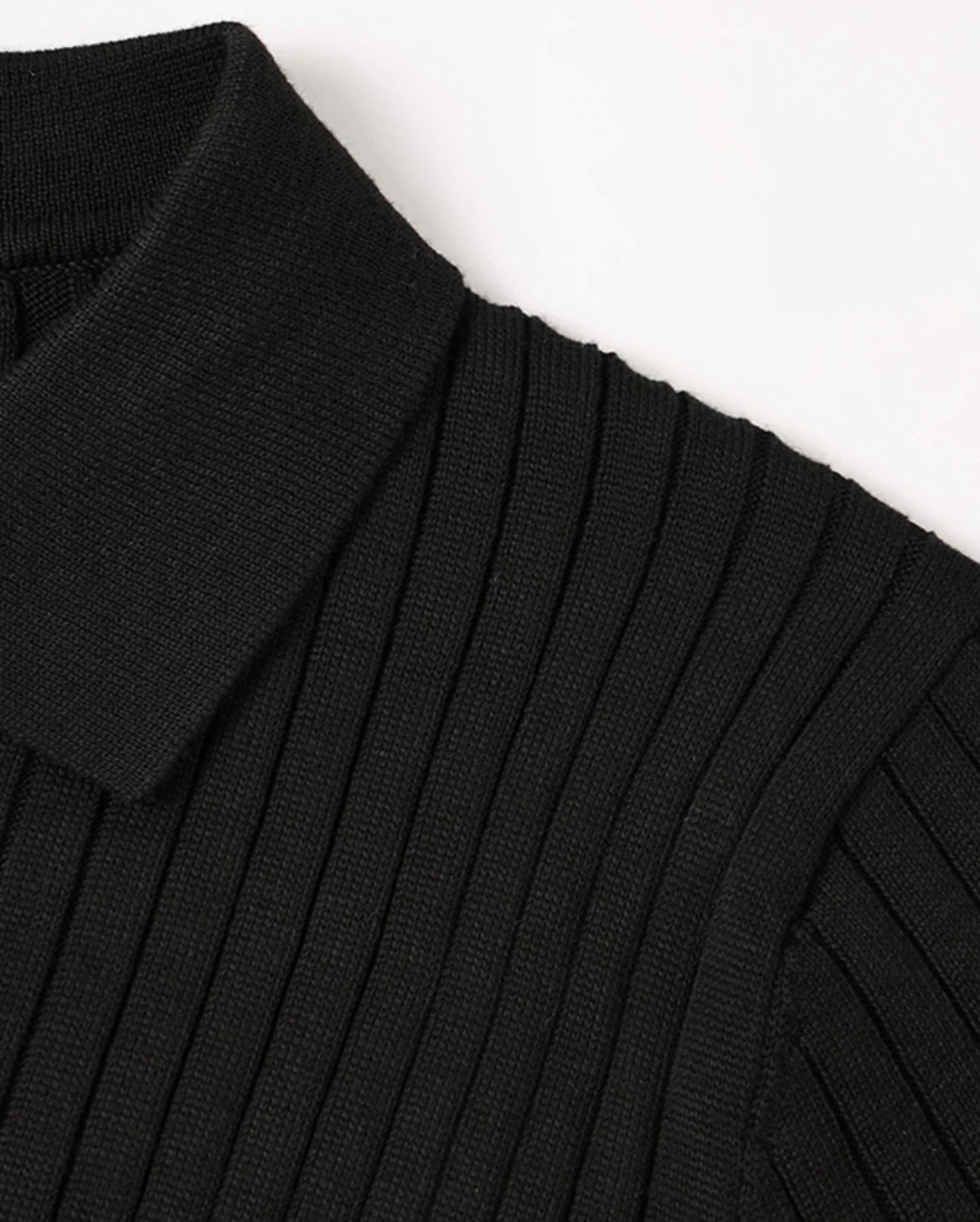 Pull Col Rond Noir — Édition Essentielle